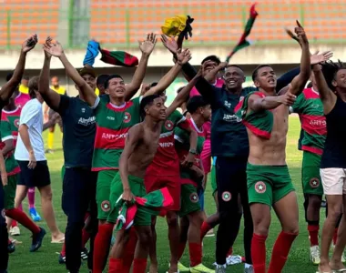 Jogadores do Estrela de Março comemoram classificação para a final do Baianão sub-17