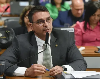 Senador Flávio Bolsonaro rebate Silas Malafaia