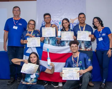 Estudantes construíram foguetes com materiais reciclados