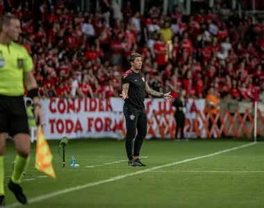 Thiago Carpini à beira do gramado