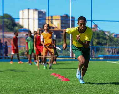 Garotada treina  às segundas e quintas das 14h às 18h