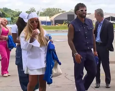 Rafaella chegou no estádio Mineirão ao lado do namorado para a apresentação dele no novo clube