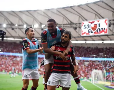 Torcida rubro-negra faz a festa no Maracanã