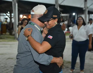 Casal dança forró na Fenagro