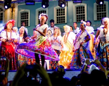 Misturando dança, teatro e música, o grupo traz o "Samba de Mar Aberto"