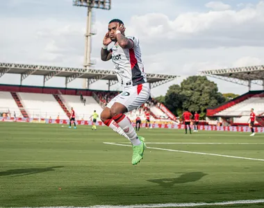 Centroavante fez um dos gols da vitória sobre o Atlético-GO