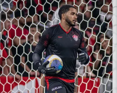 Lucas Arcanjo durante aquecimento para Athletico-PR x Vitória