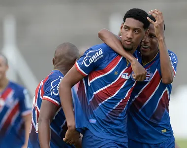 Jogadores do Bahia celebram gol contra o Sergipe