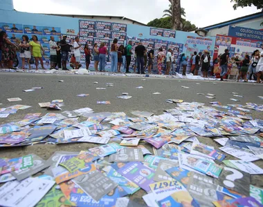 'Mar' de santinhos políticos tomam porta de secção eleitoral