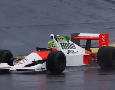 Hamilton pilota McLaren de Ayrton Senna e emociona público