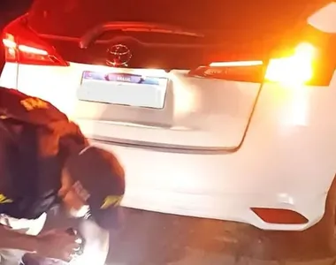 Homem tentou fugir da polícia em um Toyota Yaris branco