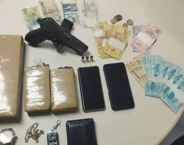 Arma, drogas e dinheiro foram encontrados junto com o suspeito