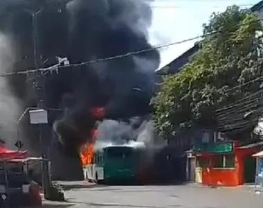 Ônibus queimado no IAPI