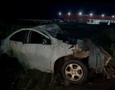 Carro ficou totalmente destruído