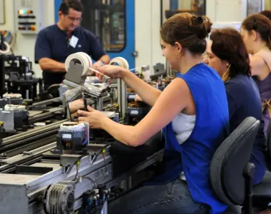 Indústria e comércio impulsionaram o aumento de trabalhadores ocupados