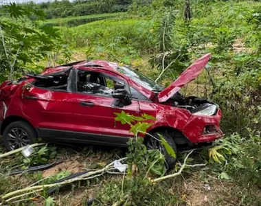 Carro capota na BR-330