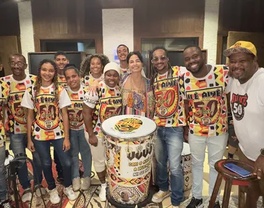 Emanuelle Araújo e a banda Aiyê