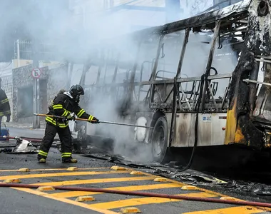 Incêndios aos ônibus prejudicam a cidade de Salvador