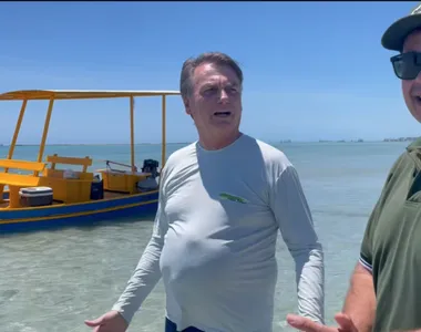 Bolsonaro e o ex-ministro do Turismo, Gílson Machado, passeiam na orla de Alagoas