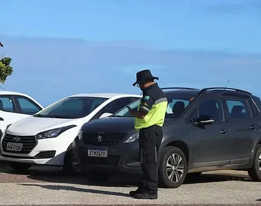 Agente da transalvador fazendo fiscalização no estacionamento da Praça Colombo