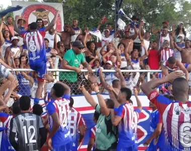 Jogadores da seleção de Cachoeira celebram classificação com a torcida