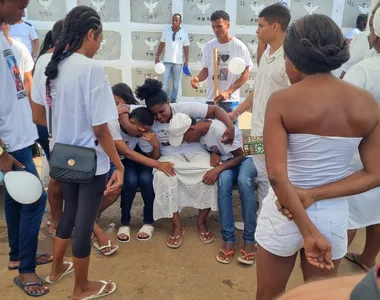 Irmãos de Gustavo e Daniel choram durante enterro