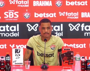 Janderson durante coletiva no Barradão