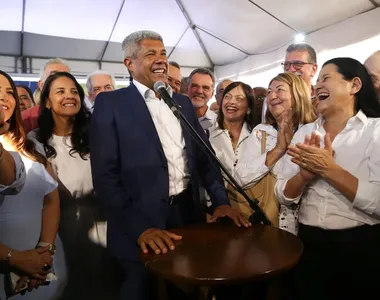 Jerônimo durante entrega de ônibus no escolares