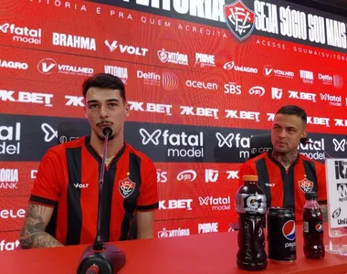 Claudinho e Thiaguinho foram apresentados pelo Vitória nesta segunda-feira (6)