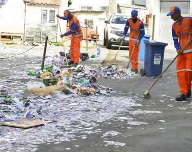 Operação de limpeza começou ainda no domingo, após o encerramento das urnas.