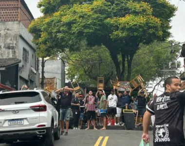 Ex-coach foi alvo de protestos durante carreata no Grajaú