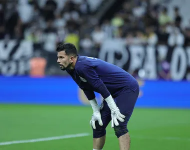 Marcos Felipe durante aquecimento para a partida desta noite