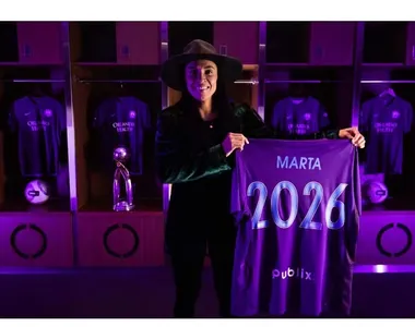 Marta com o novo tempo de contrato na camisa