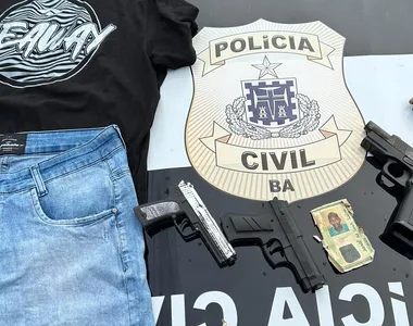 Armas, carregadores e munições foram apreendidas na ação