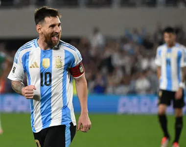 Messi marcou três gols