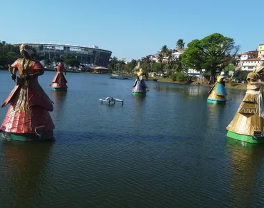 Vista de esculturas expostas no lago do Dique do Tororó, na cidade de Salvador