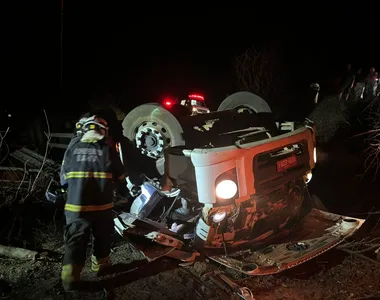 Caminhão tombou durante acidente que vitimou motorista