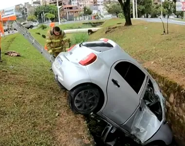 Motorista já foi resgatado; carro será removido por um guincho