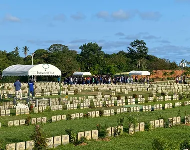 Familiares e amigos durante sepultamento de Bruno Ornellas