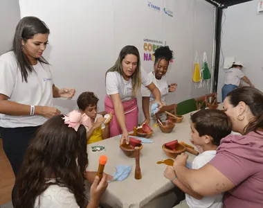 Café, óleo, espinafre e cúrcuma foram alguns dos materiais usados nas brincadeiras educativas