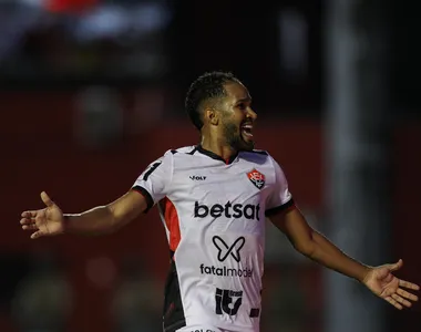 Atacante Everaldo saiu da reserva para marcar gol importante pro Vitória