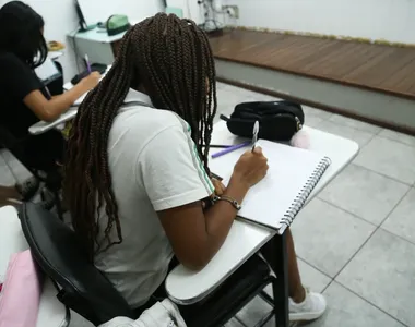 Estudantes reaprendem a conviver no ambiente escolar sem o uso de telas, e a rede de ensino quer a parceria das famílias no processo