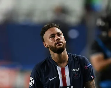 Neymar em campo após derrota do PSG para o Bayern de Munique na Liga dos Campeões