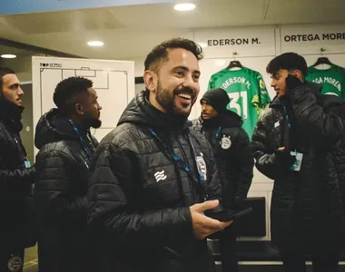 Everton Ribeiro em visita tricolor ao Estádio Etihad, em Manchester