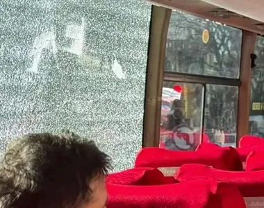 Ônibus do Botafogo apedrejado a caminho do jogo contra o Peñarol