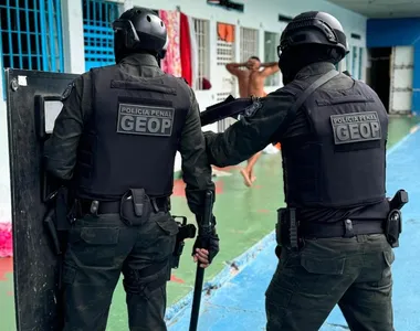 Agentes da Geop antes de revista em cela