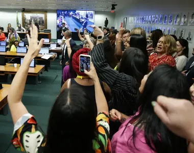 Votação contou com protesto de manifestantes