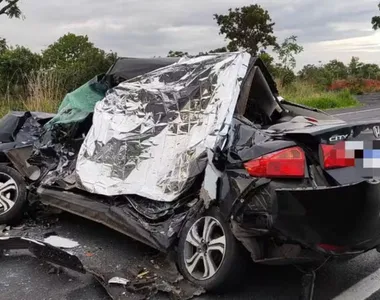 Veículo ficou atravessado na pista após colidir com ônibus