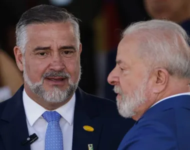 Ministro Paulo Pimenta ao lado do presidente Lula (PT)