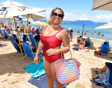 Laís aproveitou a sexta-feira ensolarada para comemorar o aniversário na praia